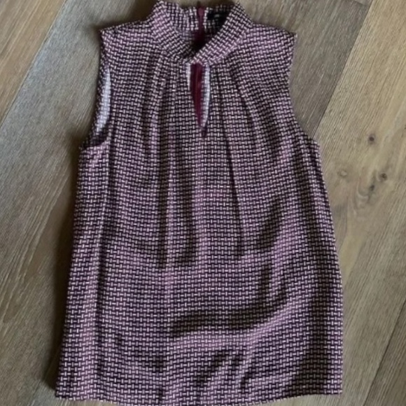 JUDITH & CHARLES Mathys Sleeveless Cutout Top in Geo Print - Picture 2 of 9